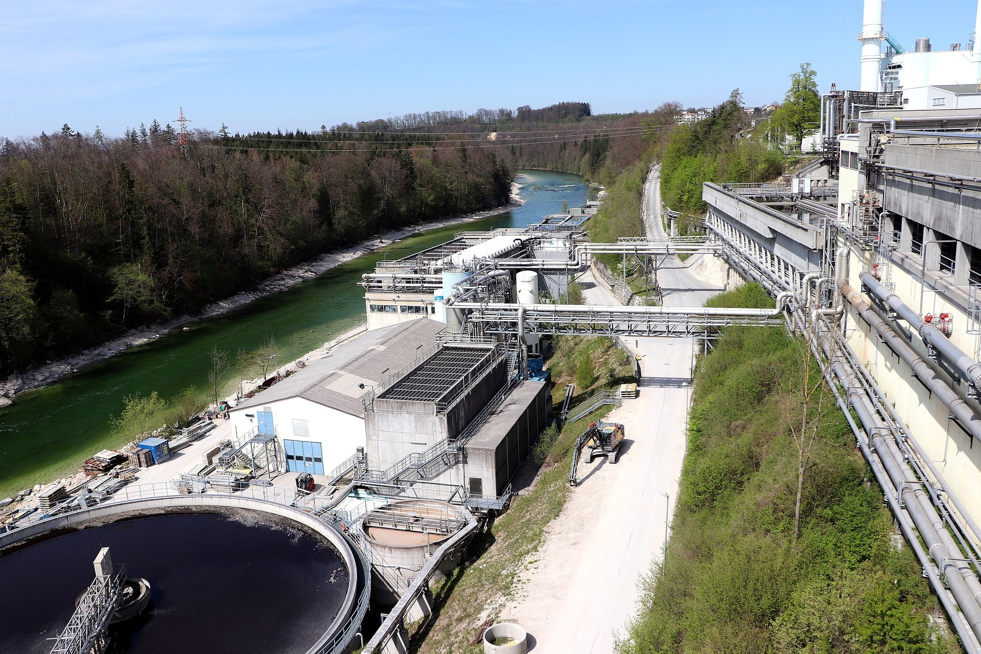 Kläranlage neben einem Fluss